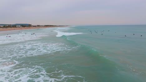Olas-En-Playa-El-Palmar-Beach-Surf-Break-Con-Cielo-Rosa-Al-Atardecer-En-España