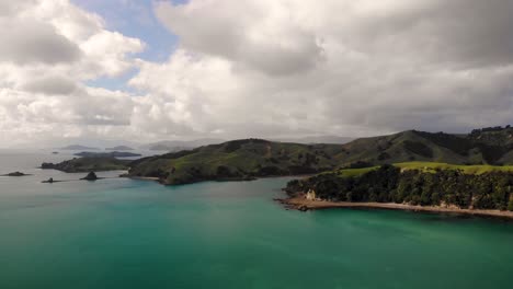 Luftlandschaftsansicht-Der-Küste-Der-Coromandel-Halbinsel,-Neuseeland,-An-Einem-Bewölkten-Tag