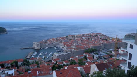 Panorama-De-Dubrovnik-Desde-Terreno-Elevado,-Vistas-A-La-Ciudad-Y-Al-Mar,-Hora-Azul