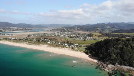Vista-Aérea-De-La-Hermosa-Playa-De-Tairua,-Península-De-Coromandel,-Nueva-Zelanda