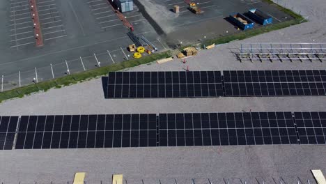 Eine-Vielzahl-Von-Sonnenkollektoren-Erstreckt-Sich-über-Die-Gesamte-Fläche,-Um-Das-Reichlich-Vorhandene-Sonnenlicht-Zu-Nutzen-Und-Es-In-Erneuerbare-Energie-Umzuwandeln