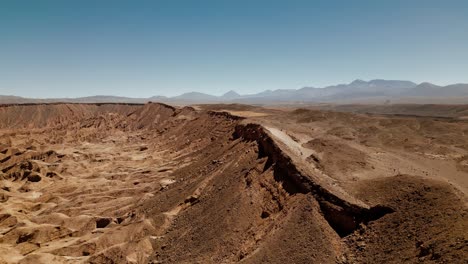 Erleben-Sie-Die-überirdische-Schönheit-Der-Mondähnlichen-Oberfläche-Von-Atacama-Mit-Beeindruckenden-Drohnenaufnahmen,-Die-Die-Schroffen-Felsformationen-Und-Die-Endlose-Weite-Der-Wüste-Zeigen