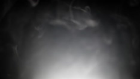 Rauch-Fällt-Schnell-Von-Oben-Nach-Unten-Vor-Weißem-Licht-Auf-Schwarzem-Hintergrund