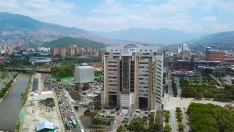 Umlaufende-Luftaufnahme-Des-Stadtzentrums-Von-Medellin-Und-Des-Gebäudes-Empresas-Públicas