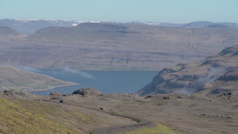 Vista-Panorámica-De-Las-Montañas-Y-La-Isla-Streymoy-Con-La-Ciudad-De-Kollafjordur-Durante-El-Verano-En-Las-Islas-Feroe