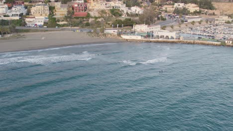Luftaufnahme-Der-Welligen-Wellen,-Die-Sich-Dem-Strand-In-Malaga-Nähern
