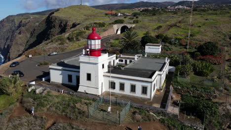 Flug-über-Den-Leuchtturm-Ponta-Do-Pargo-Auf-Der-Insel-Madeira-–-Eine-Luftaufnahme,-Die-Den-Leuchtturm-Und-Die-Natürliche-Schönheit-Der-Insel-Zeigt