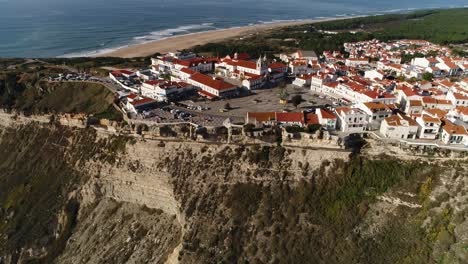 Panorama-Luftaufnahme-Der-Stadt-Und-Der-Küste-Von-Nazare,-Portugal