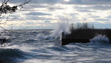 Riesige-Wellen-Vom-Lake-Michigan-Krachen-Gegen-Die-Wellenbrecherwand