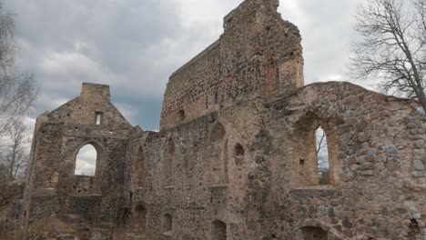 Ruinen-Der-Mittelalterlichen-Burg-Sigulda,-Lettland