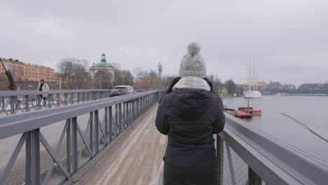 Ruheansicht-Einer-Reisenden-Frau,-Die-An-Der-Skeppsholm-Brücke-In-Stockholm,-Schweden,-Spaziert