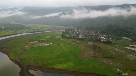 Abgelegene-Landschaft-Eines-Dorfes,-Umgeben-Von-Nebligen-Wäldern-Und-Flüssen-In-Catanduanes,-Philippinen