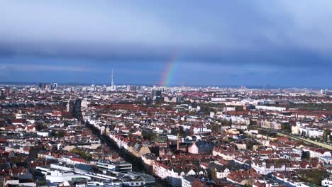 Wunderschöner-Luftbild-Flugregenbogen-Im-Himmel,-Graue-Wolken-über-Der-Stadt-Berlin,-Deutschland,-Bezirk-Mitte
