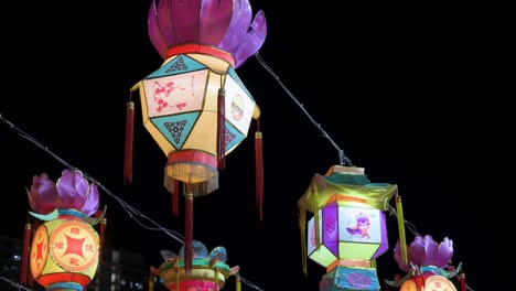 Chinesische-Laternen,-Die-Wohlstand-Und-Glück-Symbolisieren,-Hängen-Während-Des-Mittherbstfestes,-Auch-Mondkuchenfest-Genannt,-An-Deckendrähten