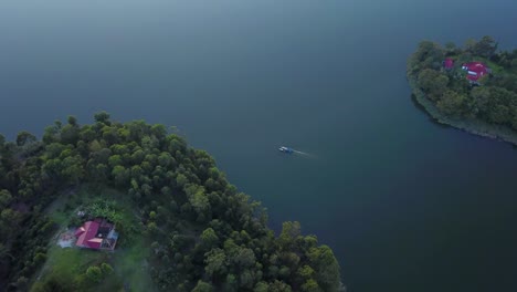 Vista-Panorámica-De-Dos-Veleros-Navegando-En-Las-Idílicas-Aguas-Del-Lago-Bunyonyi,-Uganda,-áfrica