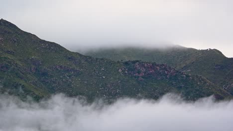 Movimiento-De-Nubes-En-Un-Día-Húmedo-En-La-Cordillera-De-Los-Comechingones