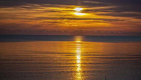 Wunderschöner,-Lebendiger-Sonnenaufgang-Oder-Sonnenuntergang-Am-Meer-Im-Zeitraffer