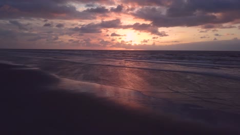 Unglaubliche-Drohnenaufnahme-Von-Strand-Und-Wellen-Im-Sonnenuntergang,-Brasilien,-Atlantik