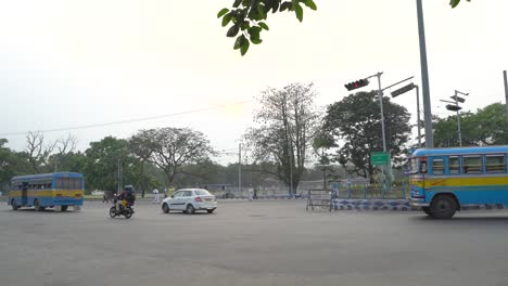 Vehículos-Que-Pasan-Por-Las-Carreteras-De-Kolkata
