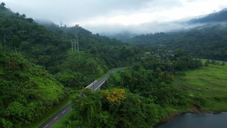 Drone-Aéreo-De-Una-Carretera-Rodeada-De-Vegetación-Exuberante-Bosque-Sobre-Montañas-En-Catanduanes,-Filipinas