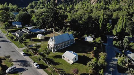 Historic-church-in-beautiful-small-New-Zealand-town,-Arrowtown