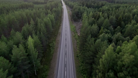 Vista-Aérea-Del-Camino-Forestal-Vacío-En-El-Norte-De-Finlandia,-Campo