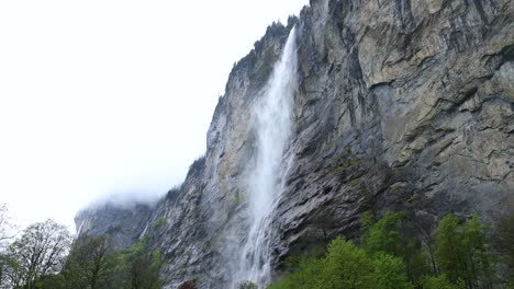 Famosa-Cascada-Turística-En-Lauterbrunnen,-Suiza---Inclinación-Aérea-Hacia-Abajo