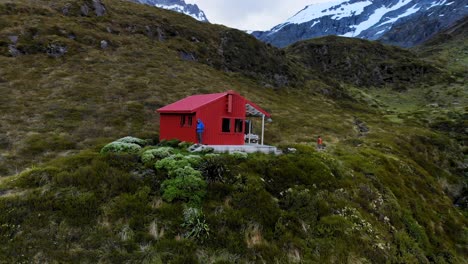 Famous-Liverpool-Hut-for-Hikers-in-New-Zealand-Mountain-Landscape,-Aerial