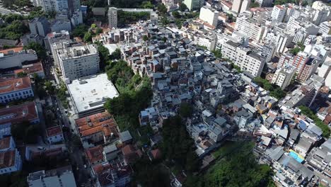 Favelas-De-Río-De-Janeiro,-Brasil,-Con-Edificios-Y-Casas-A-Su-Alrededor---Vista-Aérea