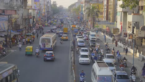 Weitwinkelaufnahme-Des-Verkehrs-Auf-Der-Hosur-Road-In-Der-Nähe-Der-Kreuzung-Silk-Board,-Bengaluru,-Indien,-Südasien