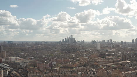 Aufsteigende-Luftaufnahme-Der-Wolkenkratzer-Im-Zentrum-Von-London-Vom-Hackney-Central-Aus