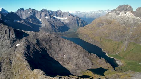 Impressive-view-oh-high-peaks-scenery-in-Fiordland-National-Park,-New-Zealand