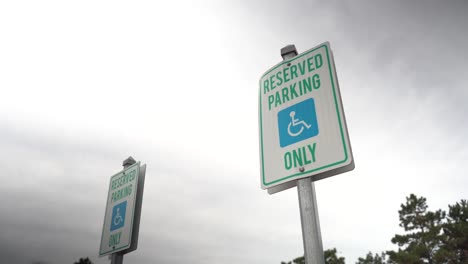 Señal-De-Estacionamiento-Para-Discapacitados-En-Un-Día-Nublado