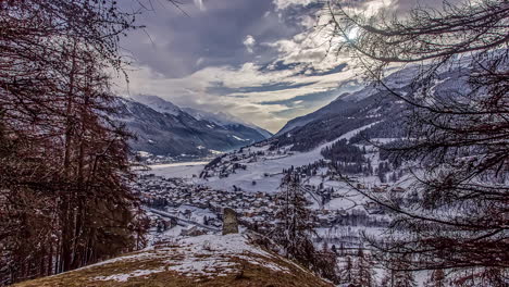 Wunderschöne-Winterbilder-Eines-Tals-Zwischen-Schneebedeckten-Bergen,-Die-Mit-Wäldern-Bedeckt-Sind