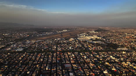 Luftaufnahme-Des-Internationalen-Flughafens-Von-Mexiko-Stadt,-Sonnenuntergang-In-Mexiko-Stadt