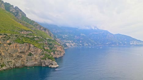 Malerische-Aussicht-Auf-Das-Meer-In-Der-Nähe-Einer-Felsigen-Klippe-An-Der-Amalfiküste-Tagsüber-In-Kampanien,-Italien