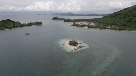 Tiny-tropical-isle-Gili-Bedis,-sandy-tourist-destination-in-Lombok-IDN
