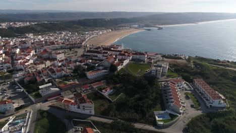 Paisaje-Urbano-De-Nazare-Y-Playa-En-El-Fondo,-Portugal