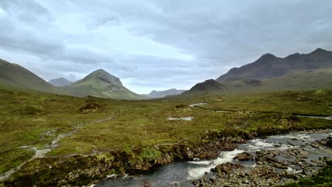Epic-Scottish-Mountain-Range-Shot-Pulls-Back-And-Reveals-Rocky-River,-Skye
