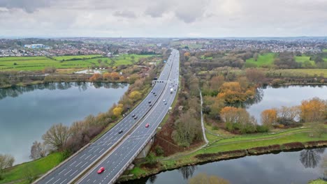 Luftdrohnen-Filmvideoaufnahmen-Der-Autobahn-M1-In-Der-Nähe-Der-Stadt-Wakefield,-West-Yorkshire,-Großbritannien