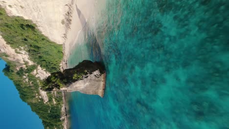 Spectaculair-FPV-drone-aerial-of-a-cliff-into-a-tropical-sunny-beach-dream-destination