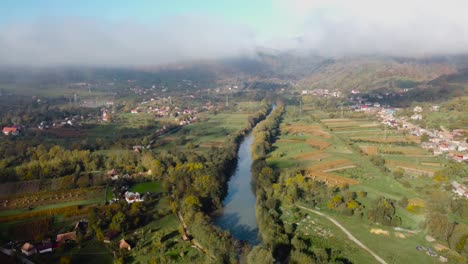 Morgenblick-Auf-Die-Donau,-Die-Mittags-Durch-Die-Landschaft-Rumäniens-Fließt