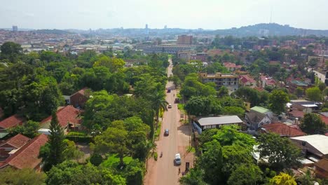 Atemberaubende-Natur-Der-Vorstadtübersicht-Mit-Tagsüber-Auf-Der-Straße-Fahrenden-Fahrzeugen-In-Bugolobi,-Kampala,-Uganda