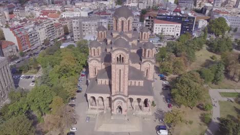 Wunderschöne-Umlaufende-4K-Luftaufnahme-Der-Markuskirche-An-Einem-Sommertag-In-Belgrad