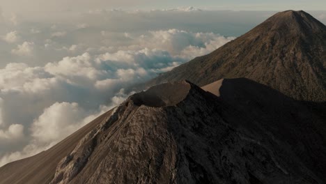 Vista-Aérea-Del-Cráter-Del-Volcán-Fuego-Y-El-Volcán-Acatenango-Ubicados-En-Guatemala