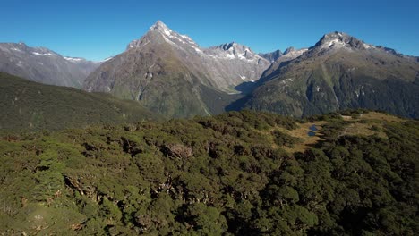 Aerial-over-Key-Summit-in-Fiordland-National-Park,-alpine-scenery-of-high-mountain-peaks
