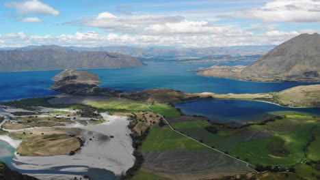 Aerial-pan-of-beautiful-lake-and-mountain-scenery,-Lake-Wanaka,-New-Zealand