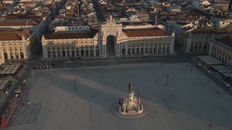 Flächendrohnenaufnahmen-Des-Historischen-Zentrums-Praca-Do-Comercio-Stadtplatz-In-Lissabon,-Portugal,-Gefilmt-Bei-Sonnenuntergang
