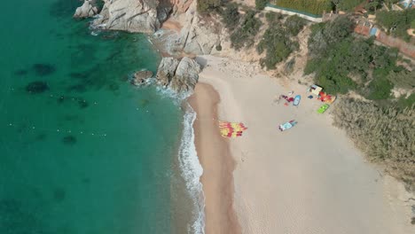 F-Costa-Brava-Mit-Diesen-Beeindruckenden-Luftbildern-Eines-Traumhaften-Strandes-Ohne-Touristen