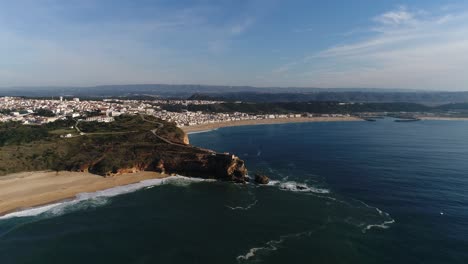 Luftaufnahme-Des-Roten-Leuchtturms-Von-Nazare,-Portugal